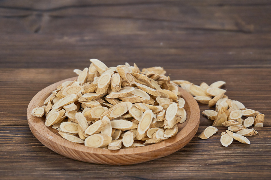 Wie man Astragalus zur Verbesserung der Aufnahme einnimmt